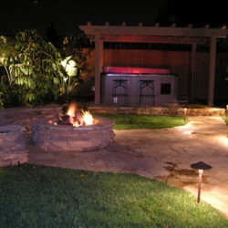 A fire pit in the middle of an outdoor patio.